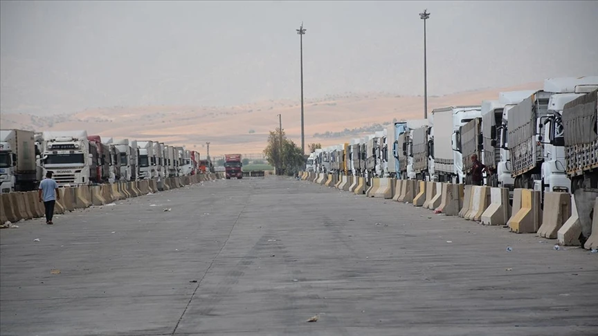 Kavurucu sıcaklar Habur Sınır Kapısı'ndan Irak'a yük taşıyan tır şoförlerini de olumsuz etkiliyor
