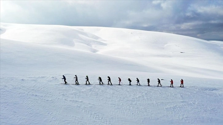 Kayak merkezine kar yağmayınca 2 bin 645 rakımlı Kurtik Dağı'nda antrenman yaptılar
