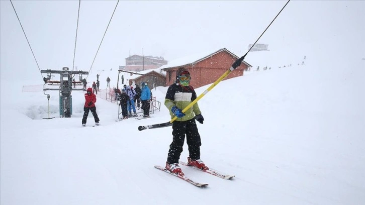 Kayak merkezlerinde en fazla kar kalınlığı 188 santimetreyle Hakkari'de ölçüldü