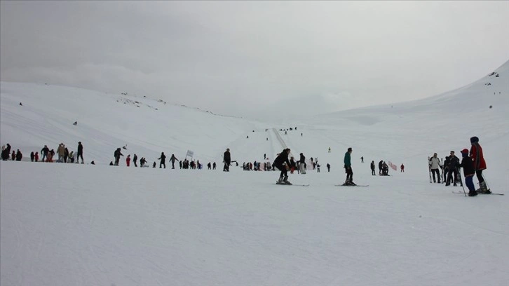 Kayak merkezlerinde en fazla kar kalınlığı 192 santimetreyle Hakkari'de ölçüldü