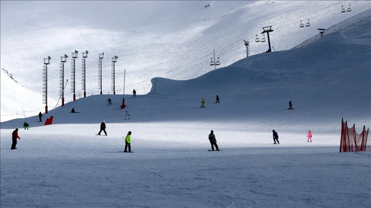 Kayak merkezlerinde en fazla kar kalınlığı 55 santimetreyle Paland&ouml;ken'de &ouml;l&ccedil;&uuml;ld&uuml;