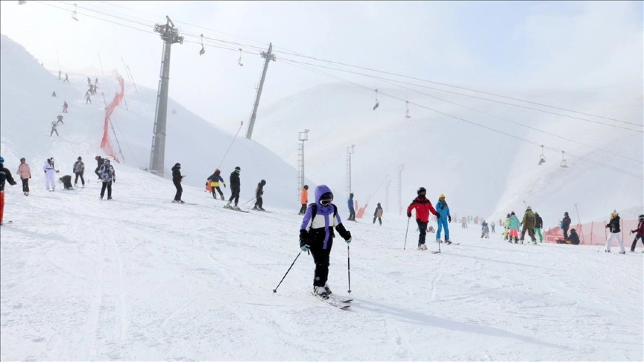 Kayak merkezlerinde yeni yılın ilk g&uuml;n&uuml;nde yoğunluk yaşandı