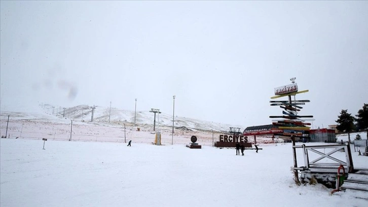 Kayak sezonunun henüz başlamadığı Erciyes'te oteller yılbaşına hazır