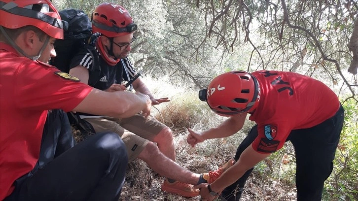 Kayalıklarda mahsur kalan İngiliz turisti JAK timleri kurtardı