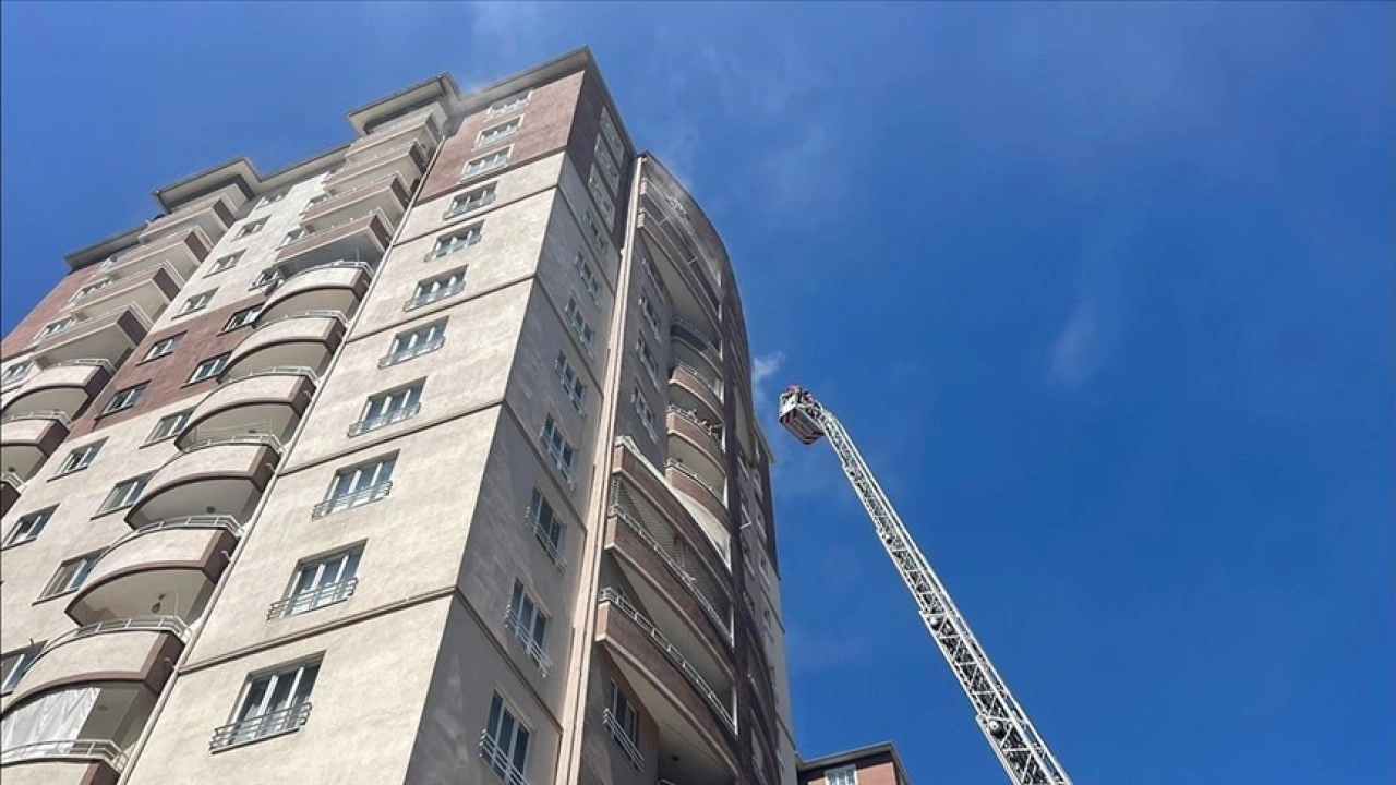 Kayseri'de 14 katlı apartmanda çıkan yangın söndürüldü