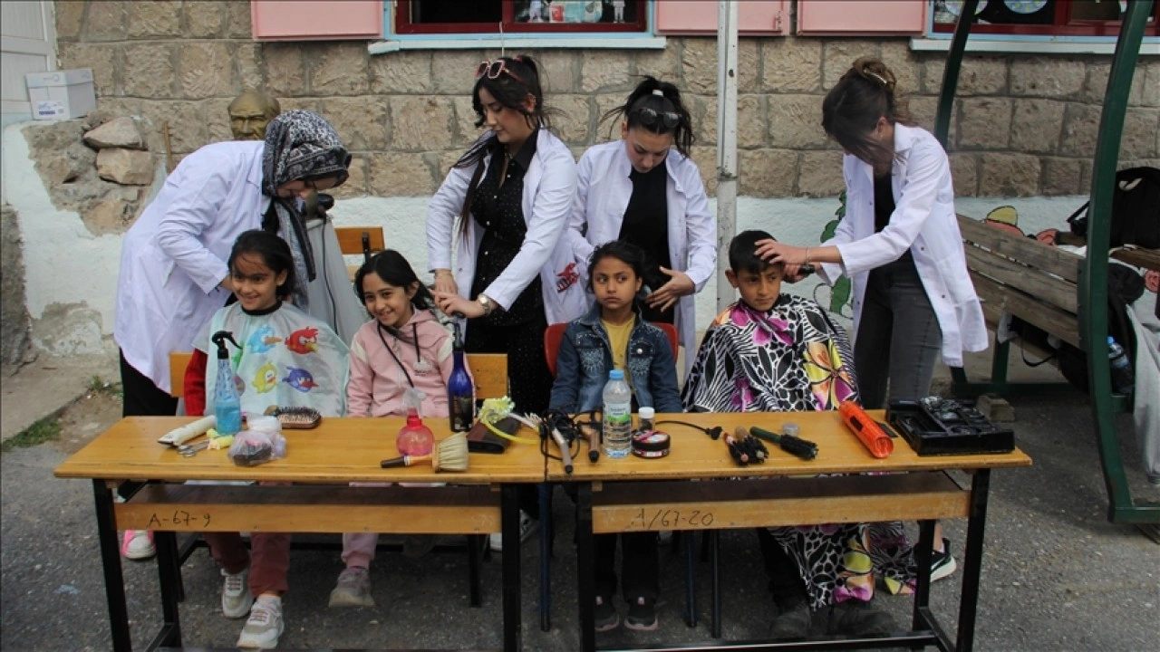 Kayseri'de kırsaldaki ilkokul öğrencileri, liseli ablalarıyla eğlenceli vakit geçirdi