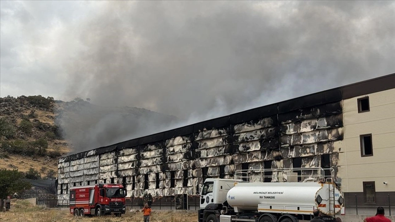 Kayseri'de mobilya fabrikasında çıkan yangın söndürüldü