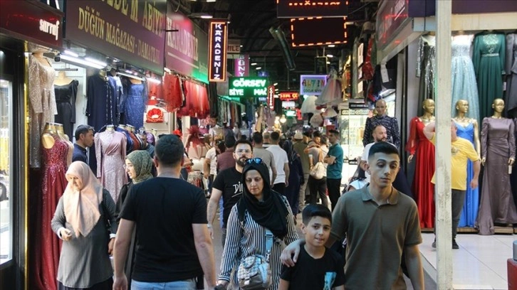 Kayseri ve Kırşehir'de tarihi çarşılarda bayram hareketliliği yaşanıyor