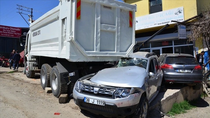 Kayseri'de freni boşalan kamyon 10 araç ve 4 iş yerine çarparak durabildi