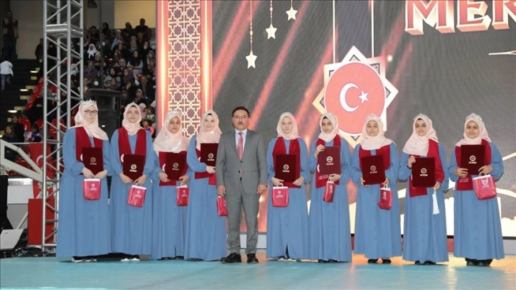 Kayseri'de hafızlık eğitimini tamamlayan 304 öğrenci için icazet töreni yapıldı