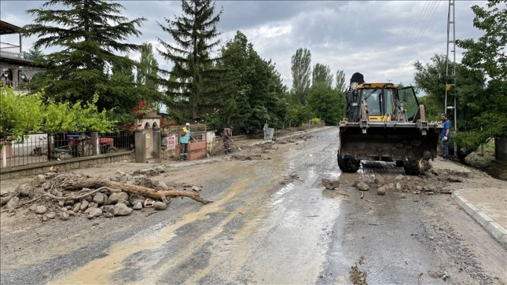 Kayseri'de selin ardından ekiplerin temizlik çalışması sürüyor