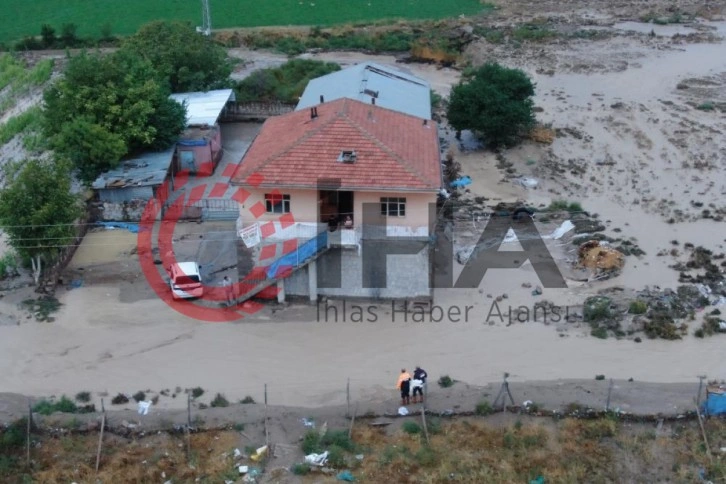 Kayseri'de yağmur sele neden oldu, mahsur kalan 2 kişi kurtarıldı