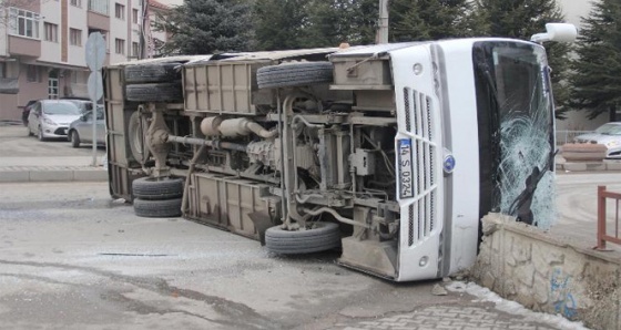 Kaza yapan işçi servisi devrildi