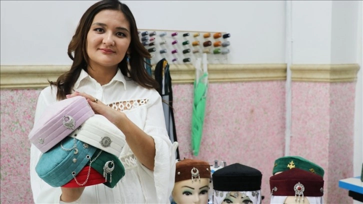 Kazak terzi, geleneksel şapka 'takya'yı modernize ederek yeniden yaygınlaştırıyor