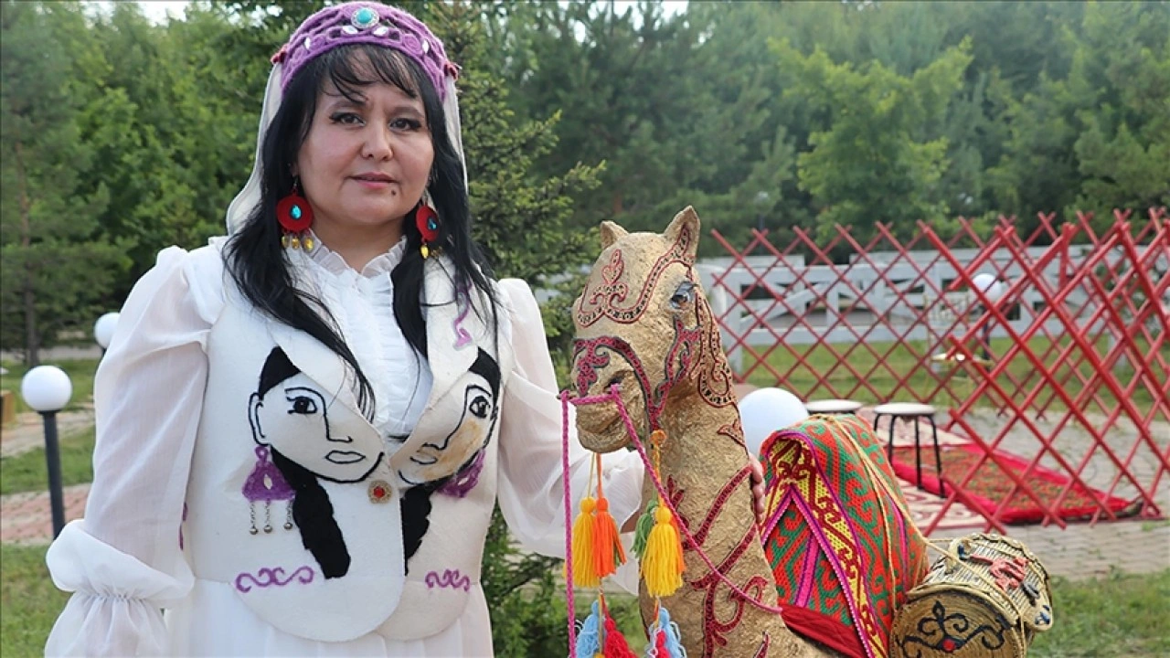 Kazakistan'da köy okulu öğretmeni çocuklara atıkları sanata dönüştürmeyi öğretiyor