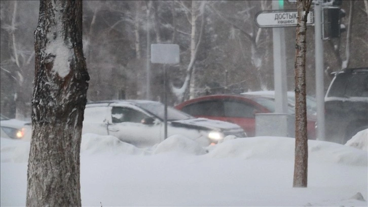 Kazakistan'da şiddetli kar fırtınası nedeniyle ulaşımda aksaklıklar yaşanıyor