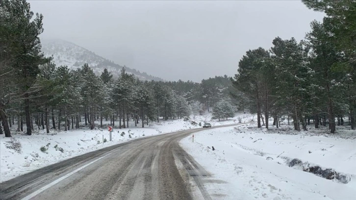 Kazdağları'nda kar etkili oluyor