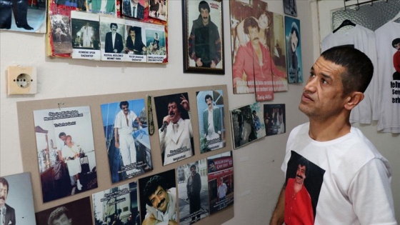 Kebap ustası, evini hayranı olduğu Müslüm Gürses'in kaset ve fotoğraflarıyla donattı