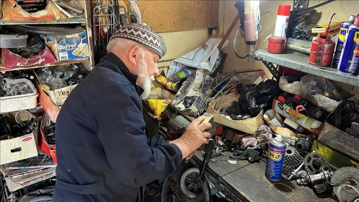 Kendi bisikletini tamir ederek başladığı mesleğini 63 yıldır sürdürüyor