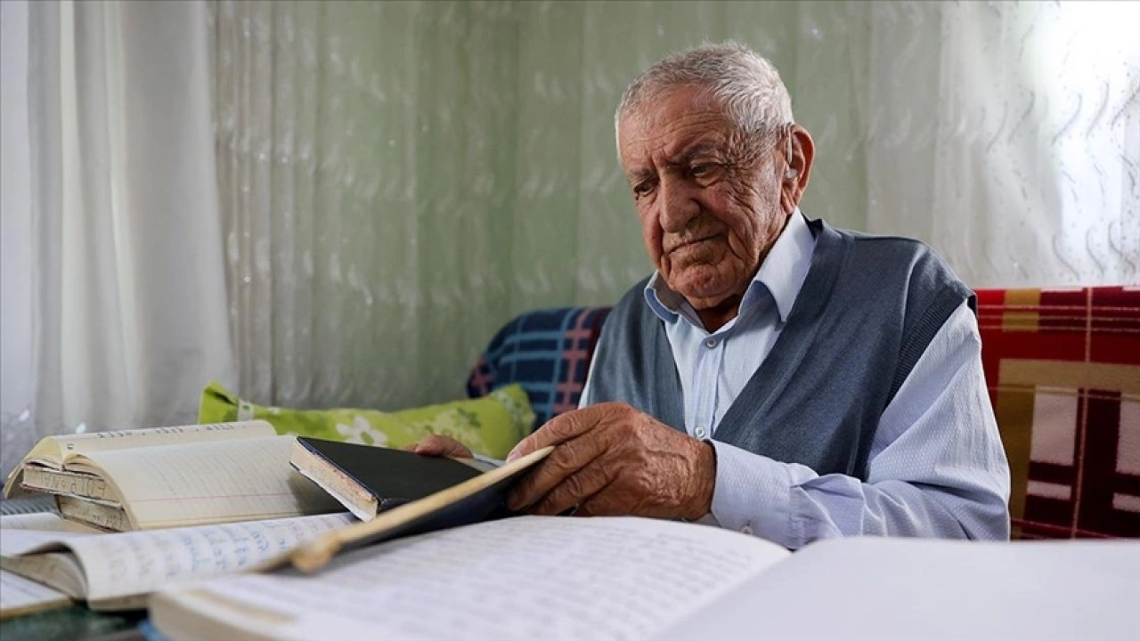 Kendi çabasıyla okuma yazma öğrenen 89 yaşındaki şair, şiir tutkusundan vazgeçmiyor
