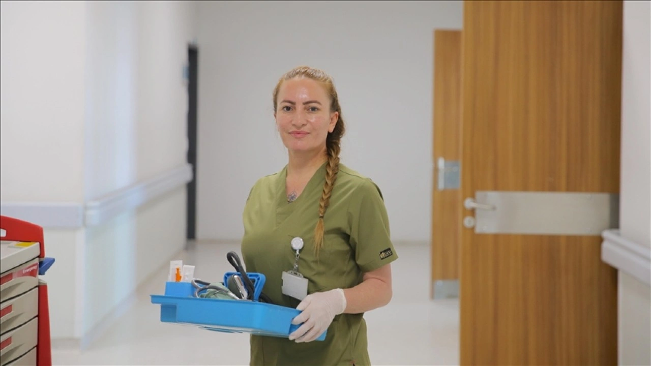 Kendisini iyileştiren doktorlarla omuz omuza vererek hayat kurtarıyor