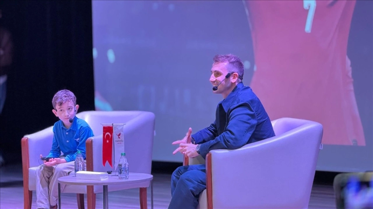 Kerem Aktürkoğlu, ilkokul öğrencisi Aras Şamlı'nın başkanlık vaadini yerine getirdi