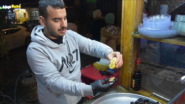 Kerküklü genç, Iraklıları Türkiye'den getirdiği 'midye dolmayla' tanıştırdı