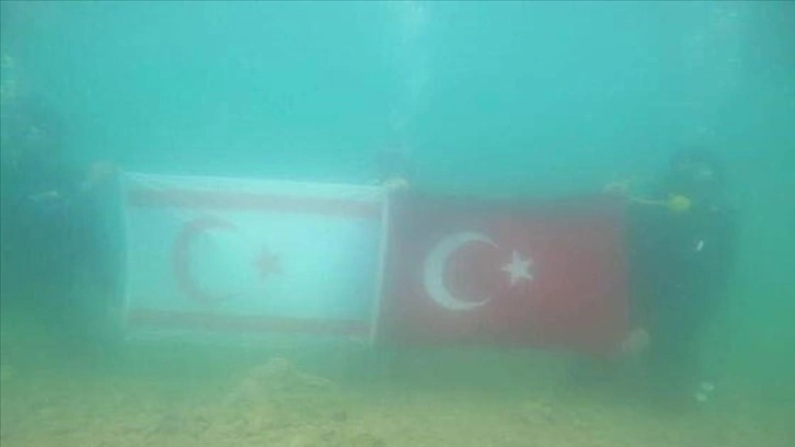 Kıbrıs Barış Harekatı'nın 50. yıl dönümünde su altında Türk ve KKTC bayrağı açıldı