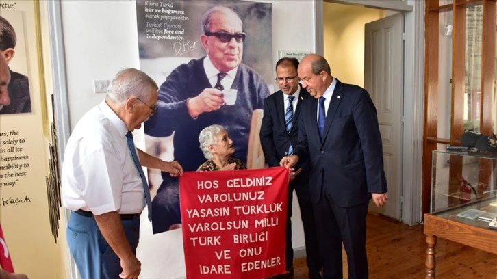 Kıbrıs'ta İngiliz sömürge döneminde elinde diktiği Türk bayrağını müzeye hediye etti