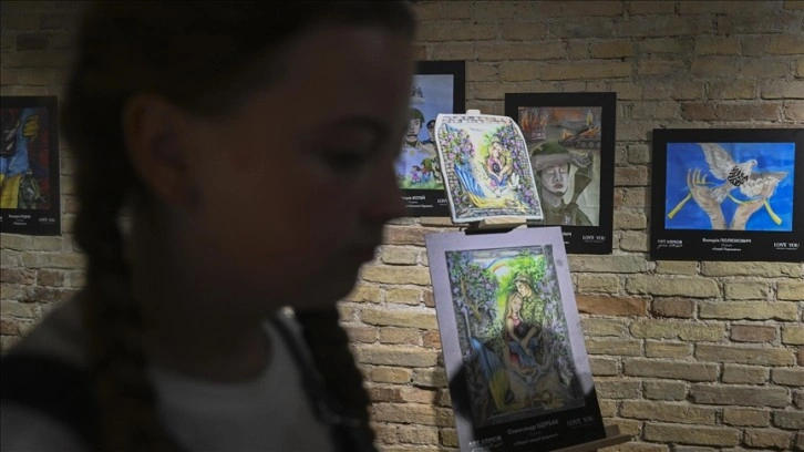 Kiev'de Ukraynalı çocukların askerleri desteklemek için çizdiği resimler sergileniyor