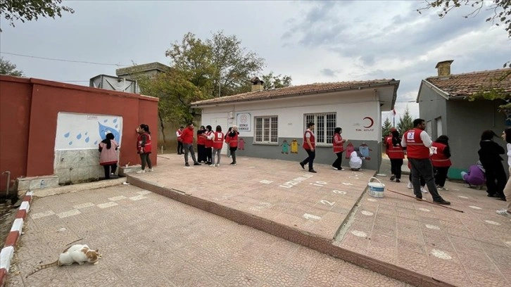 Kilis'te köy okulu gönüllü gençlerin eliyle renklendi