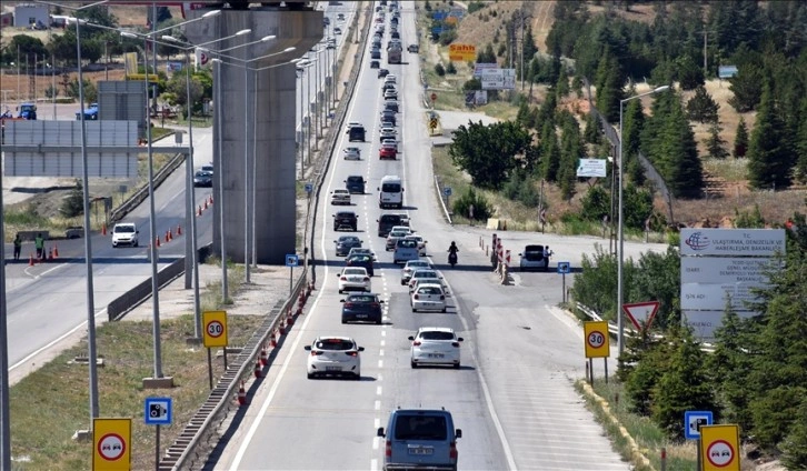 'Kilit kavşak' Kırıkkale'de bayram tatili dönüşü hareketliliği devam ediyor