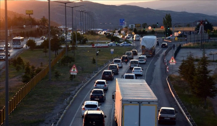 'Kilit kavşak' Kırıkkale'de bayramın son gününde dönüş hareketliliği başladı