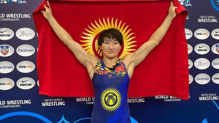 Kırgız kadın güreşçi Tınıbekova 3. kez dünya şampiyonu olarak ülke tarihe geçti