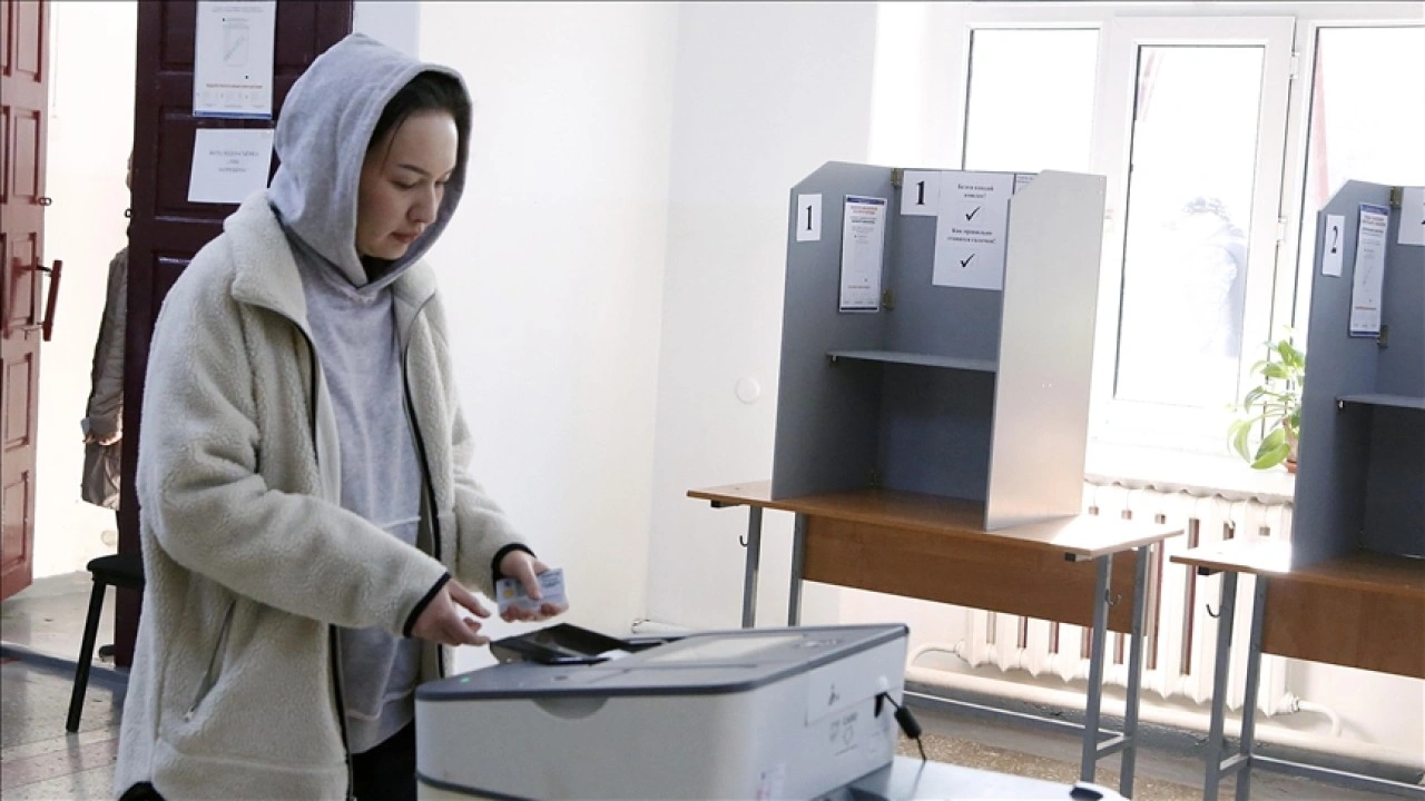 Kırgızistan'da halk erken milletvekili seçimleri için sandık başında