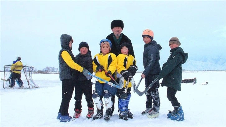 Kırgızistan'da Dolon köyü sakinleri kışları donan gölde buz hokeyi oynuyor