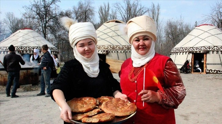 Kırgızistan'da Nevruz Bayramı sofralarını kazanda pişirilen ekmekler süslüyor