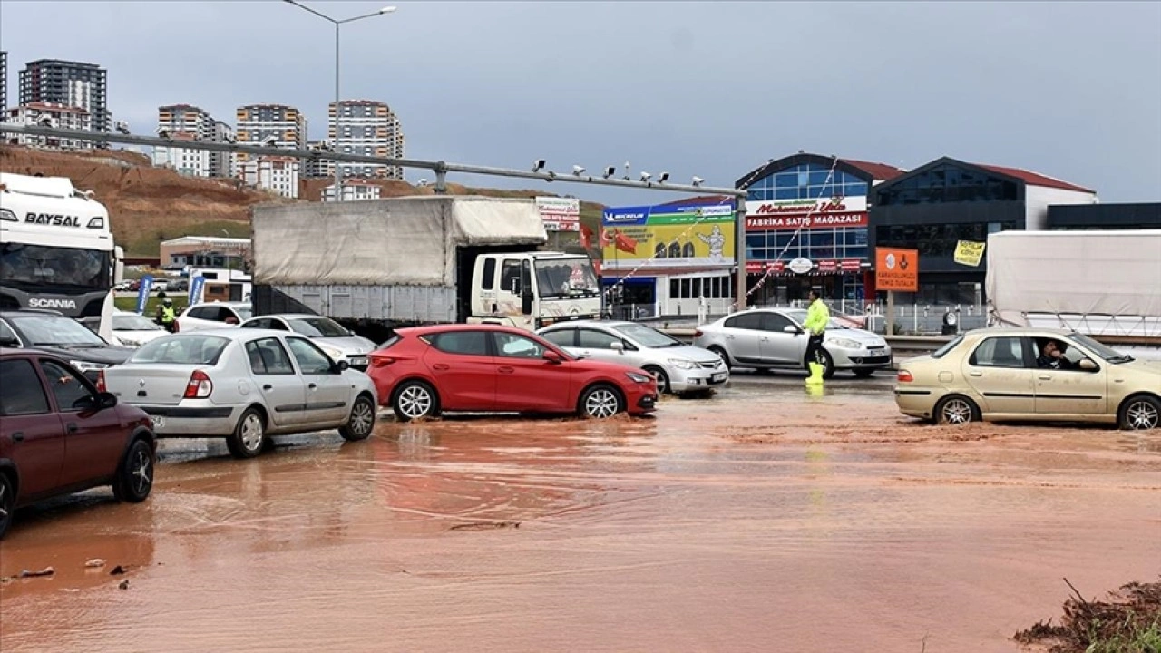 Kırıkkale'de sağanak nedeniyle dereler taştı, ev ve iş yerlerini su bastı