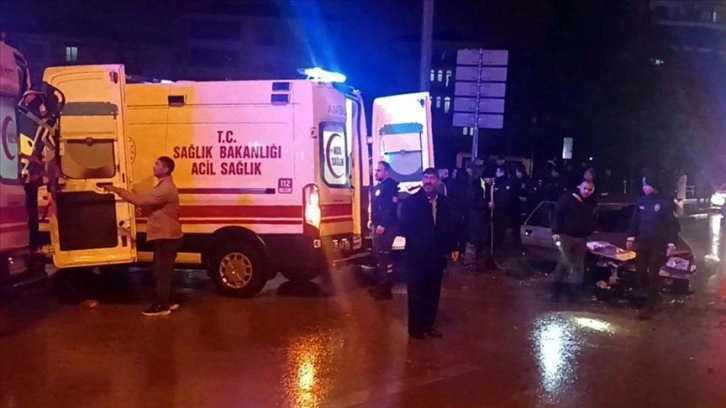 Kırıkkale'de çarpışan iki otomobildeki 9 kişi yaralandı