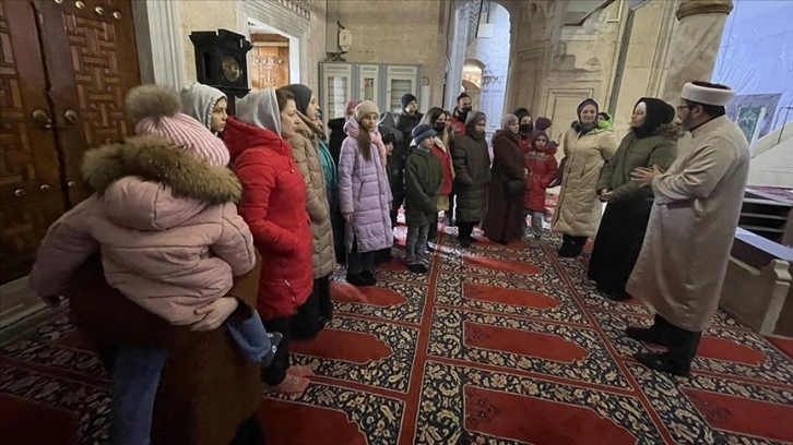 Kırım Tatar Türkü kadınlar Ukrayna'daki savaşın bitmesi için Selimiye'de dua etti