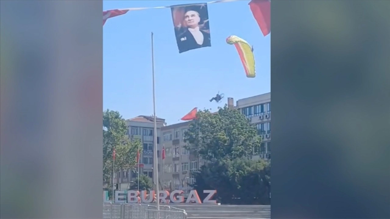 Kırklareli'nde gösteri uçuşu yapan paramotor kamyonetin üzerine düştü