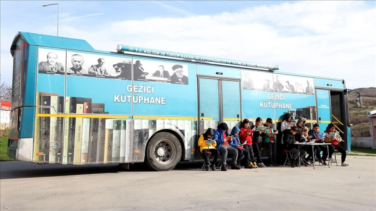Kırklareli'nde köylere kültür taşıyan gezici kütüphane üç yılda 15 bin kilometre yol yaptı
