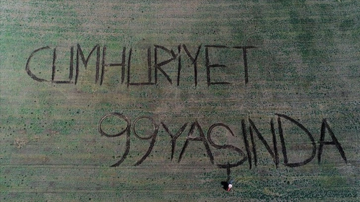 Kırklareli'nde bir çiftçi tarlasına traktörüyle "Cumhuriyet 99 yaşında" yazdı