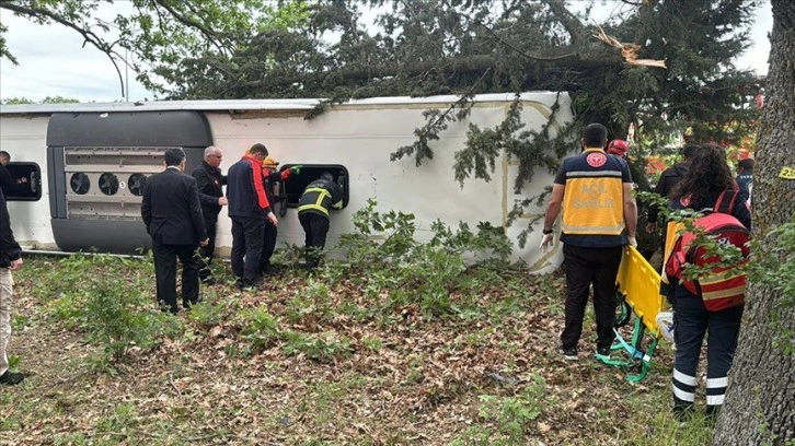 Kırklareli'nde devrilen yolcu otobüsündeki 11 kişi yaralandı