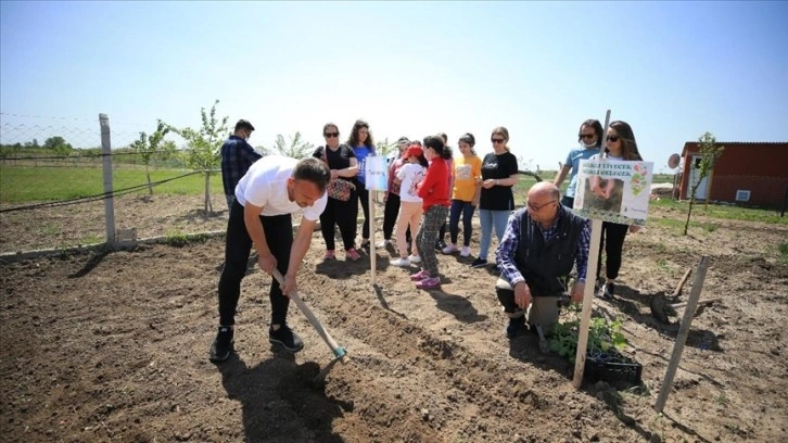 Kırklareli'nde otizmli öğrenciler ata tohumlarını toprakla buluşturdu