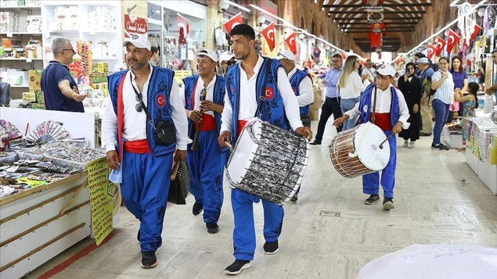 Kırkpınar davul zurna ekibi, esnafı güreş havalarıyla seyre davet ediyor