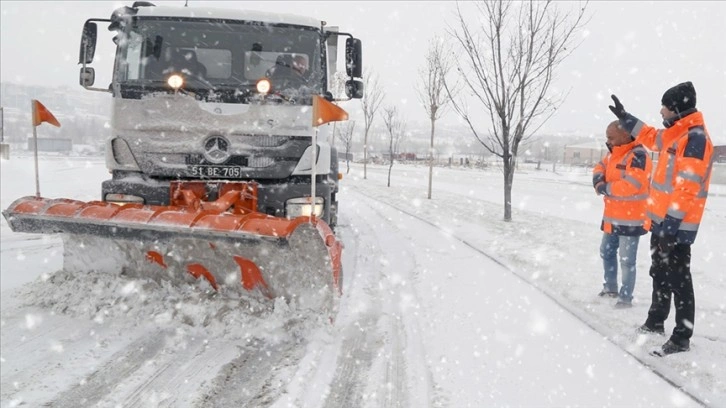 Kırşehir'de kar nedeniyle dün kapanan 115 köy yolundan 88'i ulaşıma açıldı