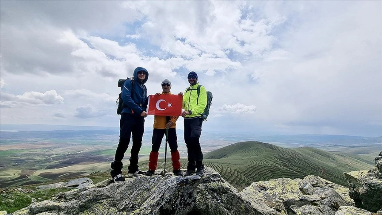 Kırşehirli dağcılar, 1823 metre yüksekliğindeki Demirli Kale Tepe'nin zirvesine tırmandı