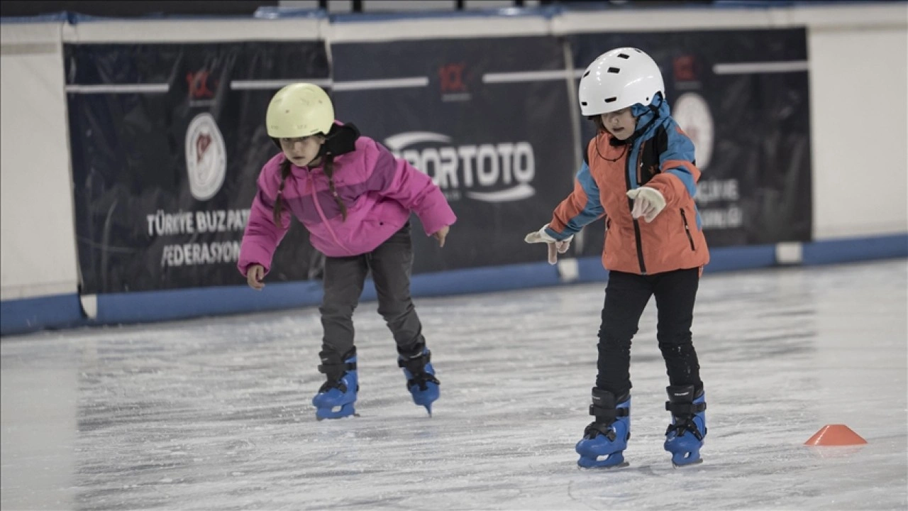 Kış şehri Erzurum'daki buz salonları, çok yönlü merkeze dönüştü