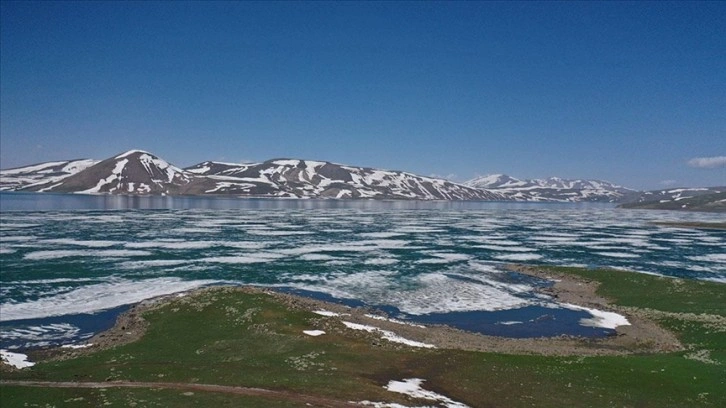 Kışın donan Balık Gölü'nün yüzeyindeki buzlar çözülüyor